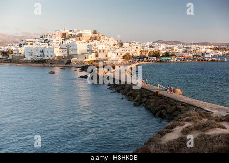 Vue de la ville de Naxos du Temple d'Apollon au coucher du soleil. L'île de Naxos dans les Cyclades grecques Banque D'Images