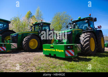 GRIMMEN / ALLEMAGNE - Mai 5, 2016 : tracteur John Deere se dresse sur le tracteur show à grimmen / allemagne au 5 mai 2016. Banque D'Images