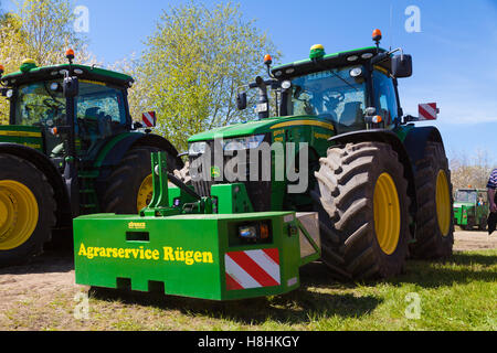 GRIMMEN / ALLEMAGNE - Mai 5, 2016 : tracteur John Deere se dresse sur le tracteur show à grimmen / allemagne au 5 mai 2016. Banque D'Images