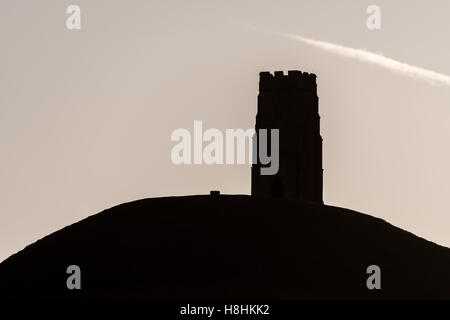 St Michael's Tower silhouetté sur Tor de Glastonbury. Ancien monument sur la colline dans le Somerset, dans le Somerset, England, UK Banque D'Images