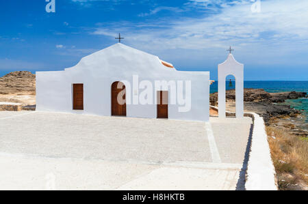 Agios Nikolaos. Église orthodoxe blanc sur la côte de la mer Ionique. L'île de Zakynthos, Grèce Banque D'Images