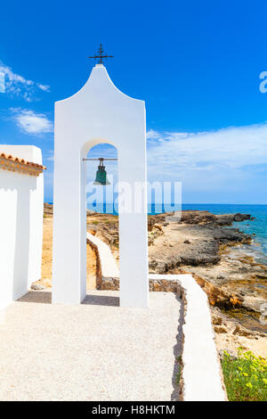 Agios Nikolaos. Petit clocher blanc près de l'église orthodoxe. Côte de l'île de Zakynthos, Grèce Banque D'Images