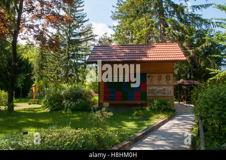 Colorés et traditionnels en bois pittoresque ruches en Slovénie. Les ruches sont peintes de couleurs vives pour que les abeilles trouvent leurs h Banque D'Images