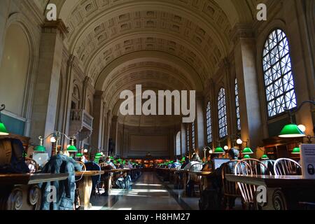 Une vue à l'intérieur de l'emblématique Bates Hall de la Bibliothèque publique de Boston à Copley Square à Boston's Back Bay. Banque D'Images