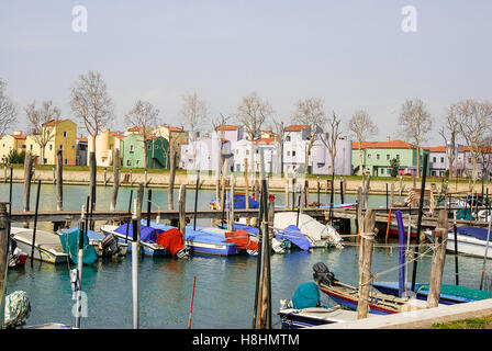 Bateaux, couvert amarrés sur l'île de Burano Italie Banque D'Images