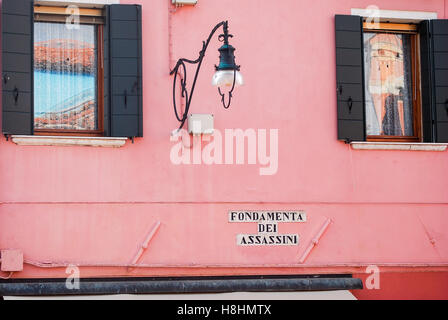 Nom de Rue intrigante sous une lampe par un mur de la maison Banque D'Images