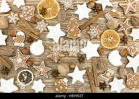 Gingerbread cookies faits maison de Noël, les fruits, les épices et les noix sur fond de bois, vue du dessus Banque D'Images
