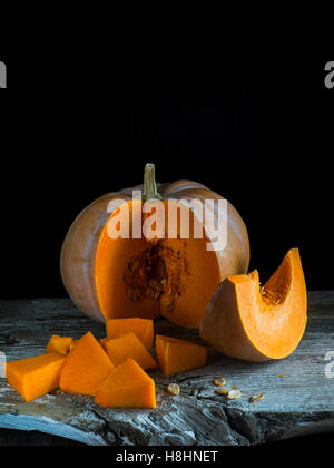 Pumpkin sur old weathered tableau sur fond noir Banque D'Images