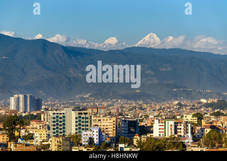 Vu de la ville de Katmandou Patan au Népal, Himalaya dans l'arrière-plan Banque D'Images
