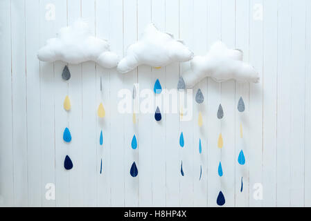 Symboles du temps. Décoration de la chambre à la main avec des nuages de pluie. Concept temps d'automne Banque D'Images