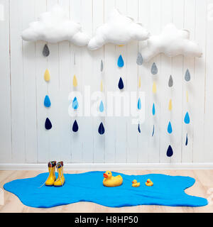 Symboles du temps. Décoration de la chambre à la main avec des gouttes de pluie, nuages, flaque jaune enfant bottes en caoutchouc et les canards. La météo d'automne Banque D'Images