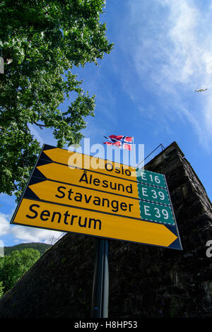 Panneau routier à Bergen, en Norvège à Oslo, Alesund, Stavanger et centre-ville, sous un ciel bleu ensoleillé. Banque D'Images