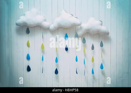 Symboles du temps. Décoration de la chambre à la main avec des nuages de pluie. Concept temps d'automne Banque D'Images
