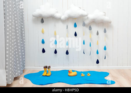 Symboles du temps. Décoration de la chambre à la main avec des gouttes de pluie, nuages, flaque jaune enfant bottes en caoutchouc et les canards. La météo d'automne Banque D'Images