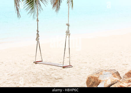 L'été, les voyages, les vacances. Swing pendre du cocotier plage mer arbre de plus en Thaïlande. Banque D'Images