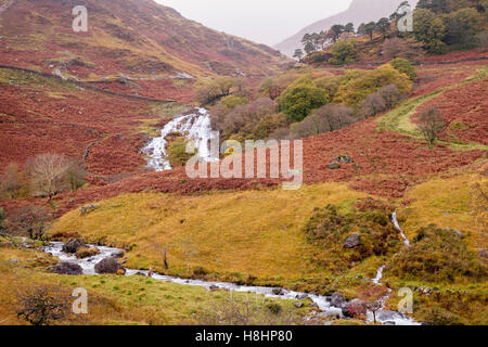 Afon mcg Llançà river et cascade vu de Watkin Path à l'automne dans les montagnes du Parc National de Snowdonia (Eryri). Gwynedd, Pays de Galles, Royaume-Uni Banque D'Images