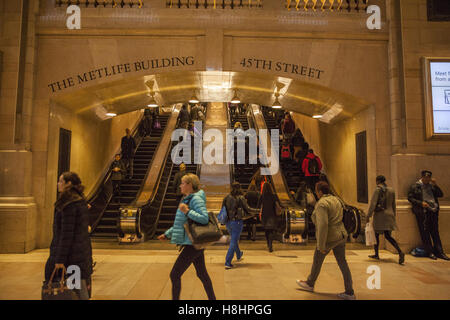 Escaliers mécaniques et à de Grand Central Terminal de New York. Banque D'Images