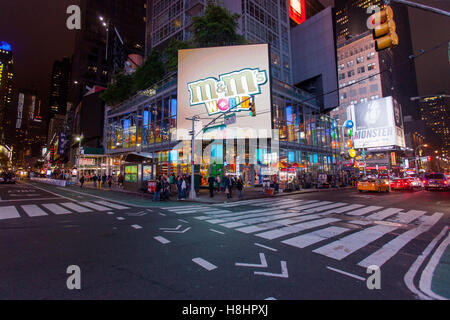 M&M'S CHOCOLATE store, Times Square, Manhattan, New York City, États-Unis d'Amérique. Banque D'Images