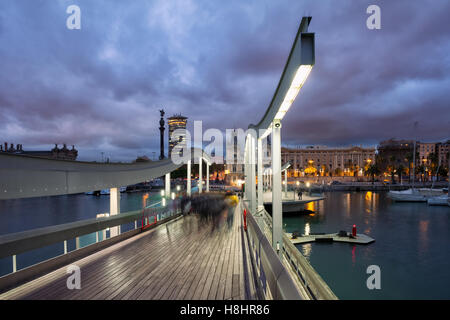 Espagne, Barcelone, vue sur la ville de Rambla de Mar à Port Vell en soirée Banque D'Images