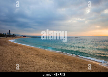 Espagne, Catalogne, Barcelone, Nova Icaria plage le matin Banque D'Images