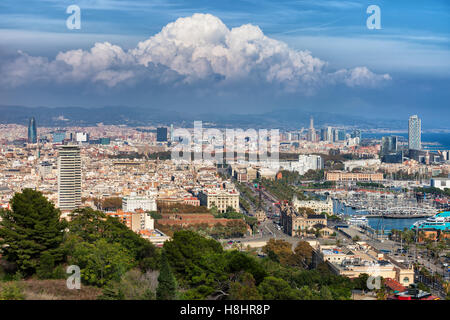 Espagne, Barcelone ville, vue sur la ville depuis la colline de Montjuic, cumulonimbus nuage noir au-dessus Banque D'Images