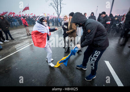 Des milliers inscrivez-vous la marche annuelle organisée à Varsovie par la droite nationaliste commémorant le jour de l'indépendance nationale. Banque D'Images