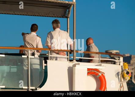 Le capitaine et les membres de l'équipage sur le pont d'un navire de croisière Banque D'Images