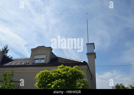 Paratonnerre sur le haut d'un immeuble contre le ciel bleu Banque D'Images