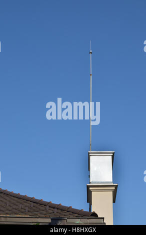 Paratonnerre sur un bâtiment contre le ciel bleu Banque D'Images