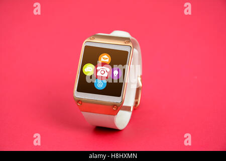 Smart Digital Watch avec moyens de contact icônes bandeau rose. Banque D'Images