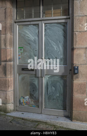 Magasin fermé - post non perçus et des dépliants s'accumuler derrière. Mort de la grand-rue métaphore. Banque D'Images