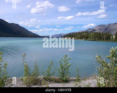 Plus à Muncho Lake sur une belle journée d'été Banque D'Images