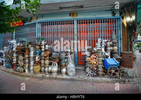 Les soupapes et les pièces métalliques, Chinatown, Bangkok, Thaïlande Banque D'Images