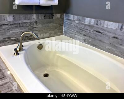 Salle de bains de luxe dans une maison moderne Banque D'Images