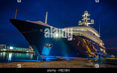 Belle de nuit Superyacht l'amarrage dans le port de Rijeka, Croatie. Banque D'Images