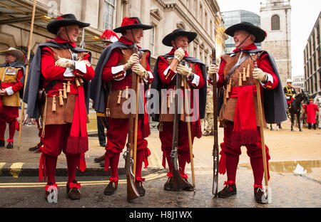 Les membres de la Compagnie des Mousquetaires et Pikeman en dehors de Mansion House, Londres, avant le début de l'Éternel Maire's Show. Banque D'Images