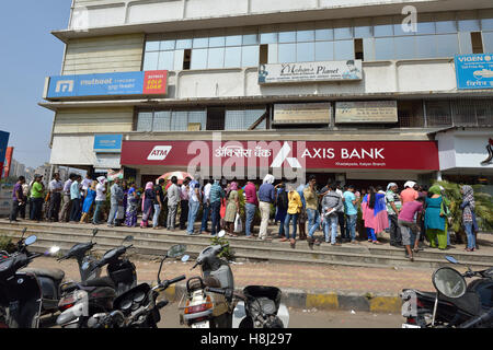 Les gens l'attendaient à la banque pour retirer de l'et-Demonetizes Ancienne monnaie indienne Banque D'Images