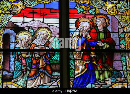 Vitrail représentant Marie de Clopas, Marie Madeleine, la Vierge Marie et saint Jean l'Apôtre, le Vendredi saint, dans la Cat Banque D'Images