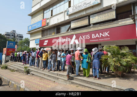 Longue file d'attente à l'extérieur de banque pour retirer de l'Nouvelle devise indienne Banque D'Images