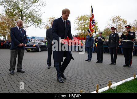 Le prince Harry, Vice-présidente d'honneur de la Rugby Football Union, dépose une gerbe commémorant la Première Guerre mondiale avant d'assister à l'International d'automne l'Angleterre contre l'Afrique du Sud rugby match à Stade de Twickenham à Londres. Banque D'Images