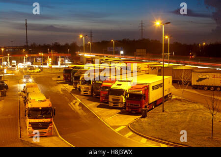 L'Allemagne, la Ruhr, Bottrop, la plus proche station à l'autoroute A2 en direction de Hanovre, truck stop. Banque D'Images