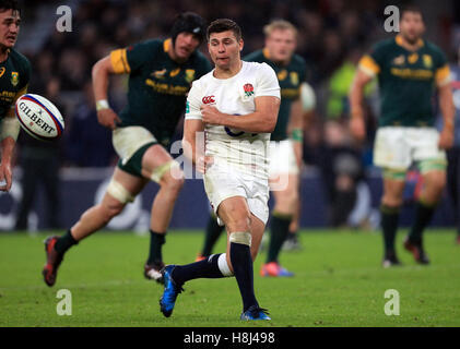 Ben Youngs l'Angleterre passe à Owen Farrell pour marquer son quatrième côté essayer pendant l'automne de l'International match au stade de Twickenham, Londres. Banque D'Images