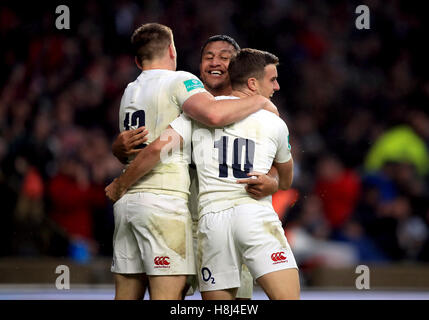 L'Angleterre George Ford (à droite) célèbre marquant son troisième côté essayer pendant l'automne de l'International match au stade de Twickenham, Londres. Banque D'Images