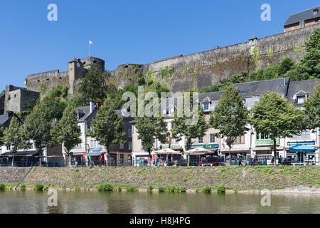 Ville médiévale belge, le long de la Semois avec promenade et château de Bouillon, Belgique Banque D'Images