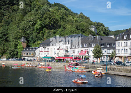 Ville médiévale belge, le long de la Semois en Ardenne avec les touristes se détendre dans des bateaux à aube à Bouillon, Belgique Banque D'Images