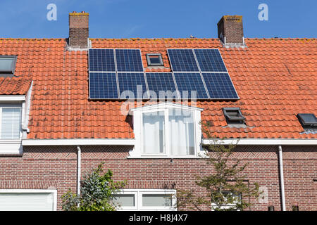 Dutch maison familiale avec un panneau solaire sur le toit Banque D'Images