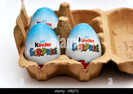Les œufs en chocolat Kinder surprise dans une boîte d'oeufs Banque D'Images