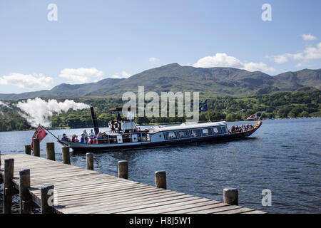 Bateau à vapeur sur gondole Coniston Water, Cumbria, à Coniston le vieil homme montagne dans l'arrière-plan. Banque D'Images