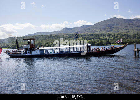 Bateau à vapeur sur gondole Coniston Water, Cumbria, à Coniston le vieil homme montagne dans l'arrière-plan. Banque D'Images