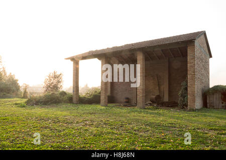 Un ancien bâtiment de ferme vide en Italie campagne Banque D'Images